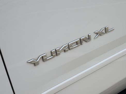 Used 2020 GMC Yukon XL SLT image 40