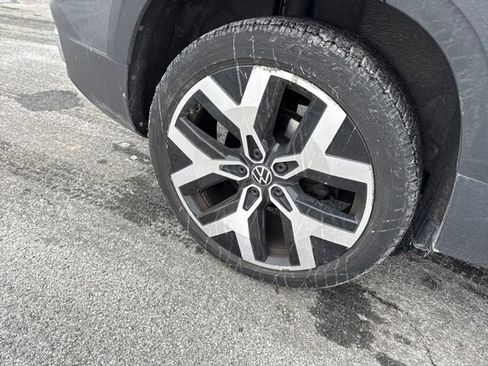 Used 2022 Volkswagen Taos SEL w/ Panoramic Sunroof Package image 11