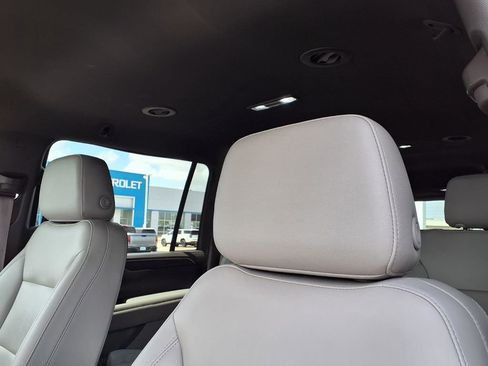 Used 2022 Chevrolet Suburban LT RWD image 18