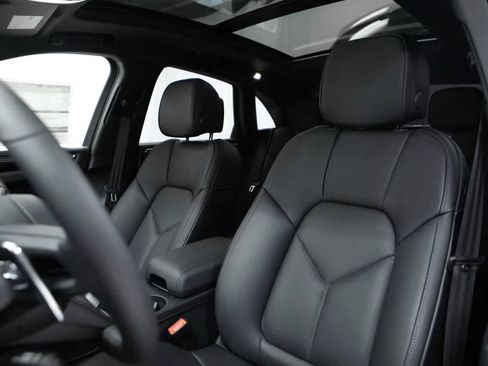 Certified 2026 Porsche Macan AWD/4WD image 5