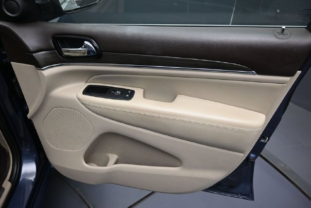 Used 2019 Jeep Grand Cherokee Overland AWD/4WD image 36