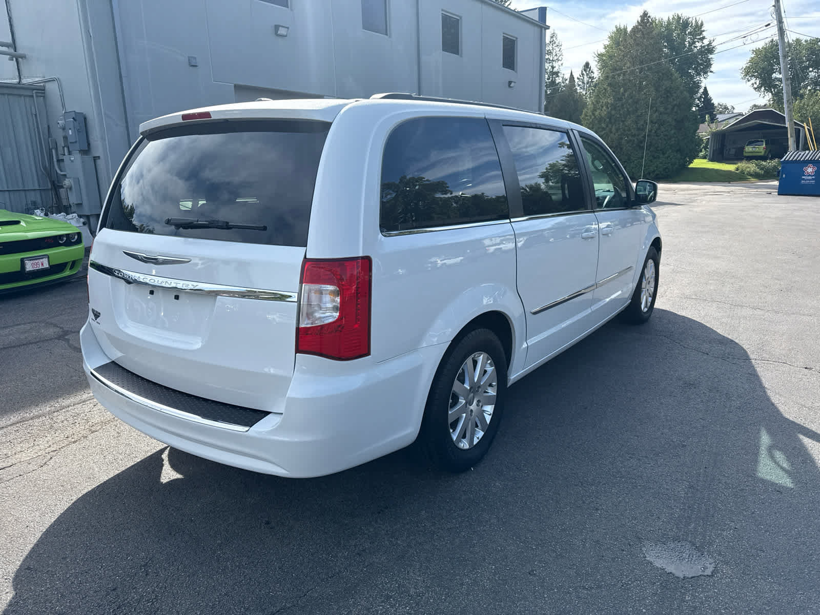 Used 2016 Chrysler Town & Country Touring FWD image 3