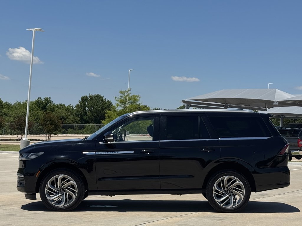 Used 2025 Lincoln Navigator Reserve AWD/4WD image 3