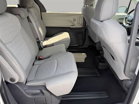 Used 2021 Toyota Sienna LE FWD image 40