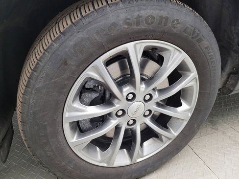 Used 2019 Jeep Cherokee Latitude Plus AWD/4WD image 31