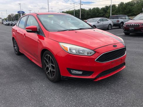 Used 2016 Ford Focus SE w/ SE Sport Package image 5
