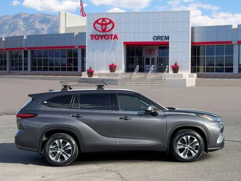 Used 2022 Toyota Highlander XLE AWD/4WD image 3
