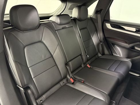 Certified 2025 Porsche Cayenne AWD/4WD image 23