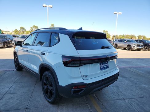 New 2026 Volkswagen Taos SE image 5