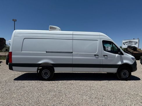 Used 2019 Mercedes-Benz Sprinter 2500 image 12
