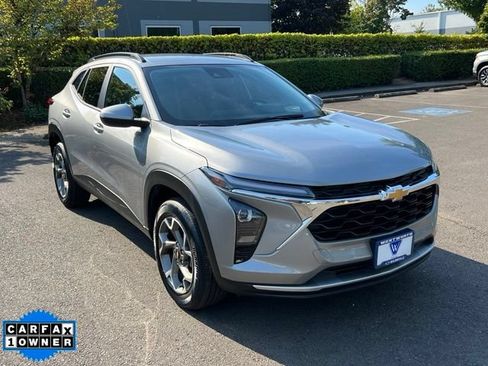 Used 2025 Chevrolet Trax LT w/ LT Convenience Package FWD image 1
