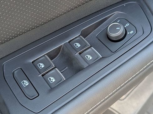 Used 2025 Volkswagen Atlas SE image 34