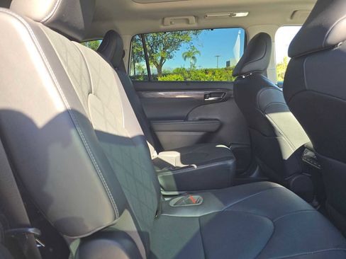 Certified 2022 Toyota Highlander Platinum image 12