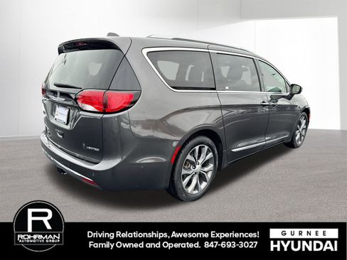 Used 2017 Chrysler Pacifica Limited image 10