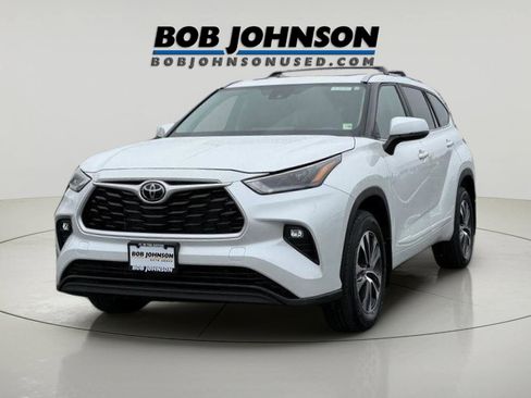 Used 2023 Toyota Highlander XLE AWD/4WD image 5