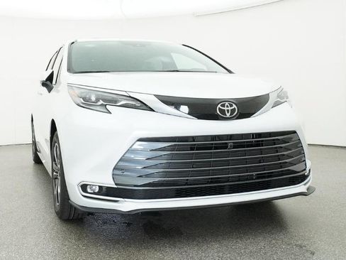 New 2026 Toyota Sienna Platinum AWD/4WD image 33