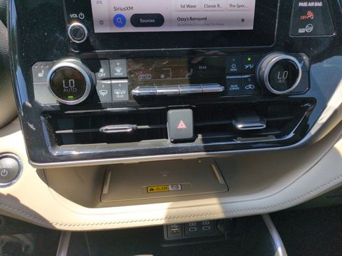 Used 2023 Toyota Highlander XLE AWD/4WD image 22
