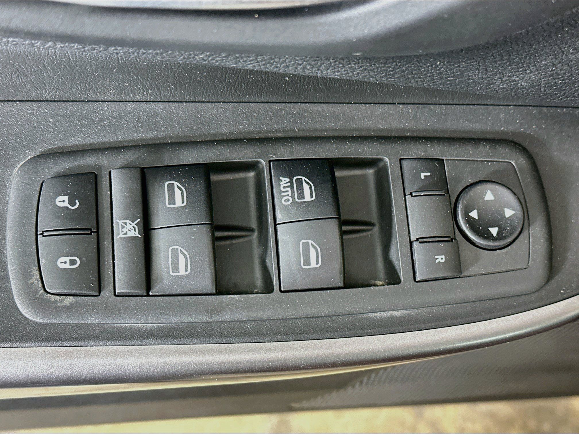 Used 2019 Jeep Cherokee Latitude w/ Popular Appearance Group FWD image 15