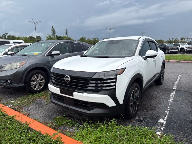Used 2025 Nissan Kicks SV AWD/4WD image 3
