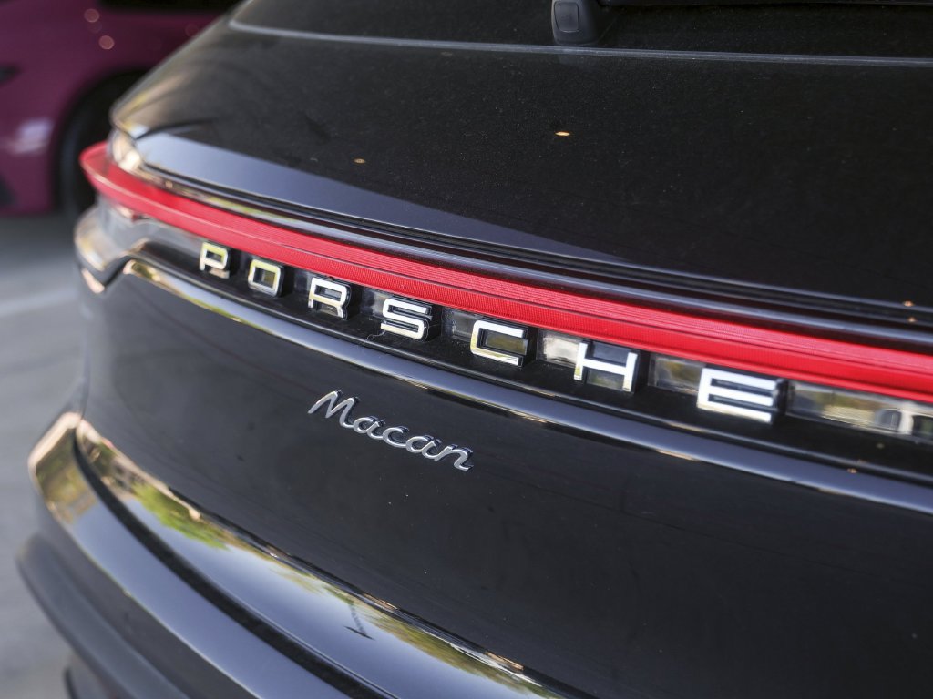 Certified 2026 Porsche Macan AWD/4WD image 13