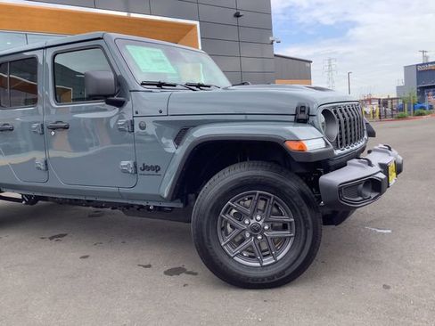 New 2026 Jeep Gladiator Sport AWD/4WD image 3