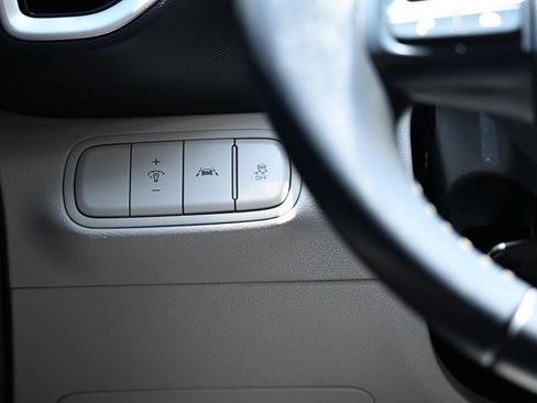 Used 2022 Hyundai Venue Limited FWD image 18