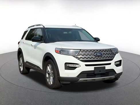 Used 2023 Ford Explorer Limited AWD/4WD image 3