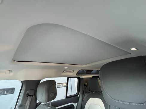 Used 2023 Land Rover Defender 110 X-Dynamic SE AWD/4WD image 28