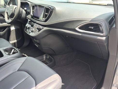 Used 2025 Chrysler Pacifica Select FWD image 6