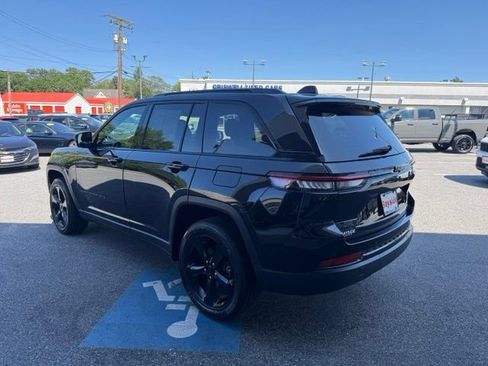 Used 2023 Jeep Grand Cherokee Altitude AWD/4WD image 7