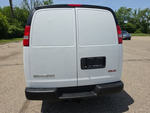Used 2017 GMC Savana 3500 Extended RWD image 9
