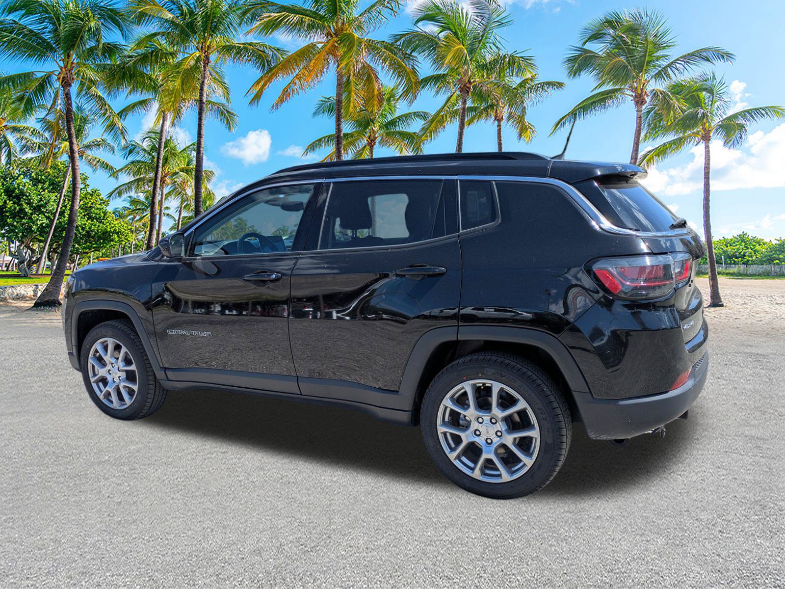 Used 2022 Jeep Compass Latitude w/ Sun and Sound Group AWD/4WD image 7