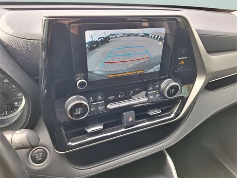 Used 2024 Toyota Highlander LE image 16