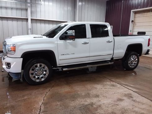 Used 2018 GMC Sierra 2500 Denali w/ Duramax Plus Package AWD/4WD image 5