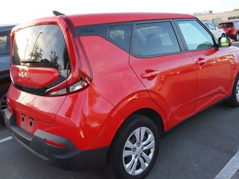Used 2022 Kia Soul LX image 2