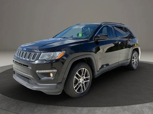 Used 2019 Jeep Compass Latitude FWD image 3