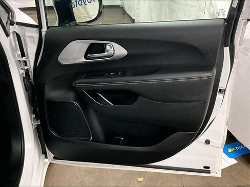 Used 2024 Chrysler Pacifica Limited FWD image 12