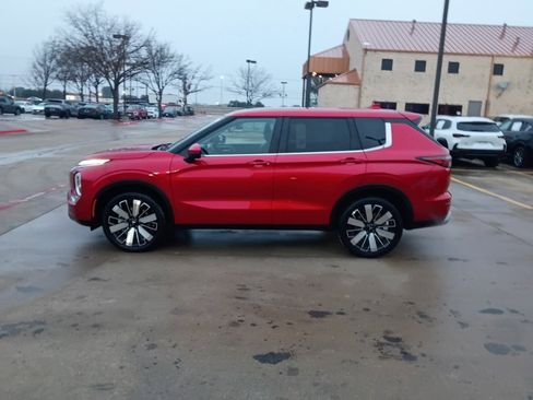 Used 2025 Mitsubishi Outlander SE image 4
