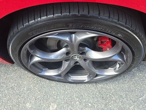 Used 2019 Alfa Romeo Giulia AWD w/ Nero Edizione image 18