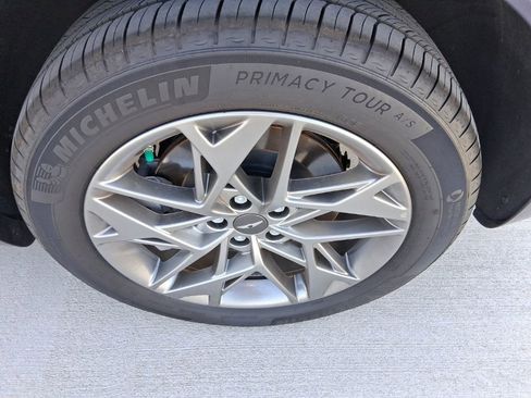 Certified 2025 Genesis GV70 2.5T image 19