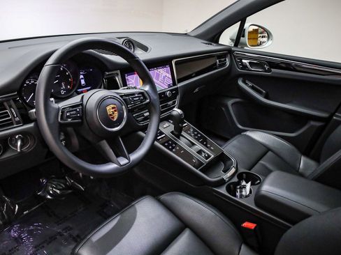 Used 2025 Porsche Macan image 4