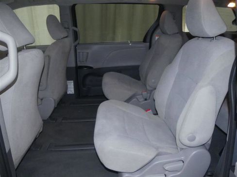 Used 2020 Toyota Sienna L FWD image 19