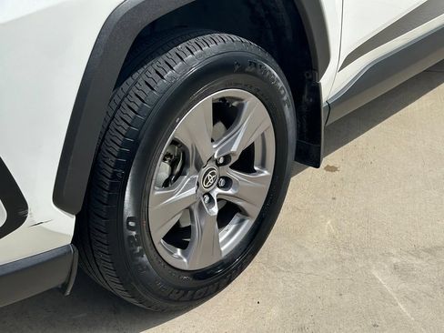 Used 2022 Toyota RAV4 LE AWD/4WD image 9