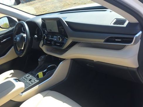 Used 2023 Toyota Highlander XLE image 29