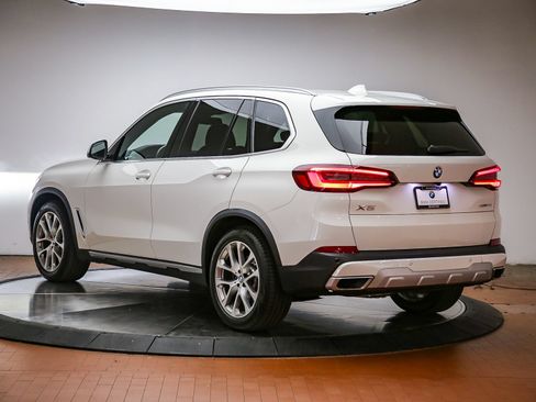 Certified 2022 BMW X5 xDrive40i w/ Parking Assistance Package AWD/4WD image 2