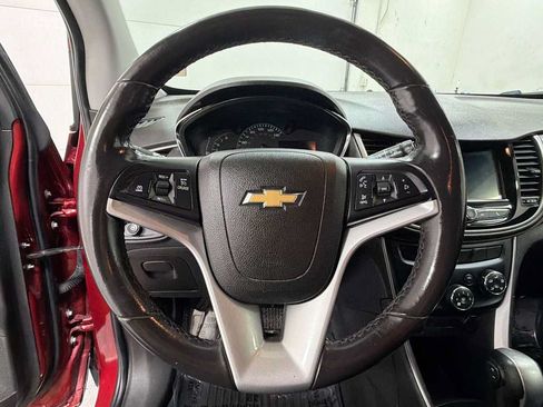 Used 2018 Chevrolet Trax LT w/ LT Convenience Package FWD image 16