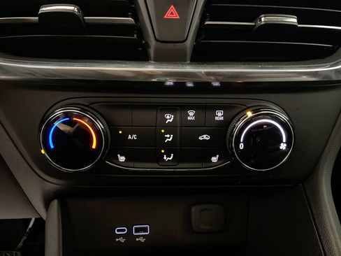 Certified 2024 Buick Encore GX Preferred w/ Comfort Package FWD image 18