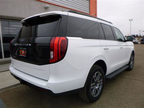 Used 2025 Ford Expedition Active image 3