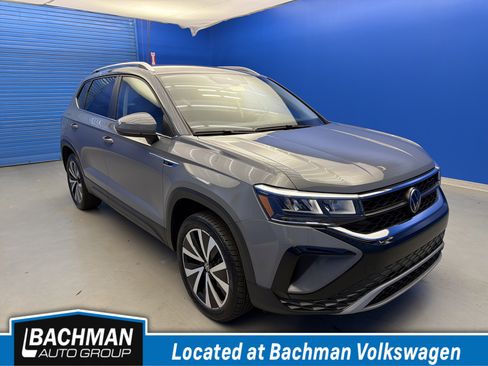 Used 2024 Volkswagen Taos SE image 1