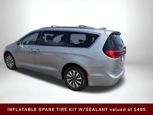 Used 2021 Chrysler Pacifica Touring-L FWD image 4